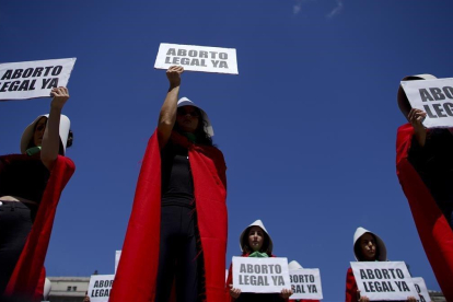 Activistas argentinas disfrazadas del personaje de El cuento de la criada en la manifestación del 8 de marzo en Buenos Aires.-