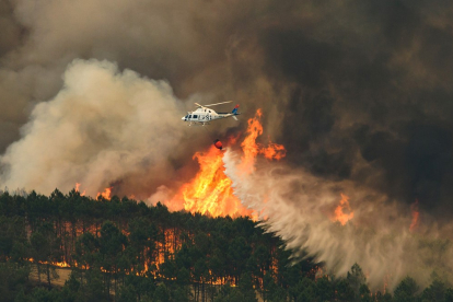 Un helicóptero de Castilla y León interviene en el incendio entre la Sierra de Gata y Las Hurdes. VICENTE-ICAL