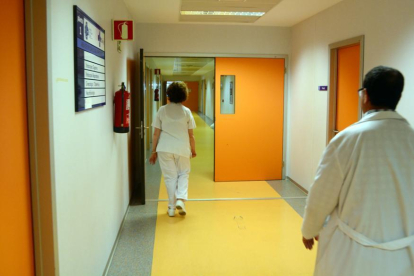 Personal sanitario en los pasillos de Santa Bárbara.-Álvaro Martínez