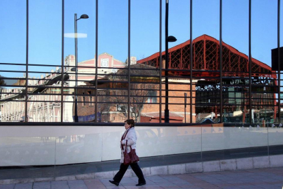 La vieja estación de RENFE se refleja en los ventanales de la moderna terminal de León-ICAL