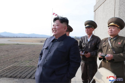 El líder de Corea de Norte, Kim Jong-un, supervisa un ejercicio militar.-KCNA/EPA