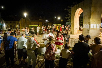 La AAVV de San Pedro reparte migas por las fiestas de San Lorenzo - MARIO TEJEDOR