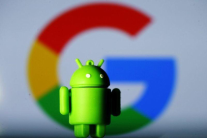 Google y Android en una figura 3D.-REUTERS