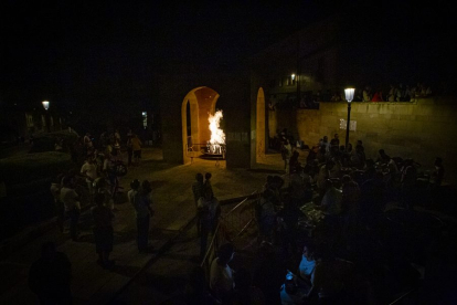 La AAVV de San Pedro reparte migas por las fiestas de San Lorenzo - MARIO TEJEDOR
