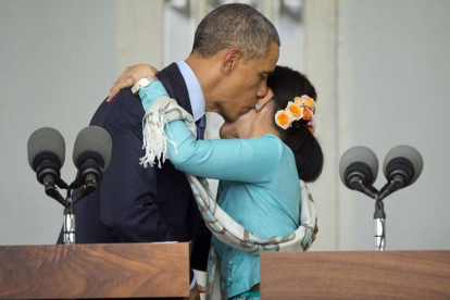 Barack Obama besa a Aung San Suu Kyi durante la rueda de prensa que han ofrecido este viernes en Rangún.-Foto: AP / PABLO MARTÍNEZ MONSIVAIS