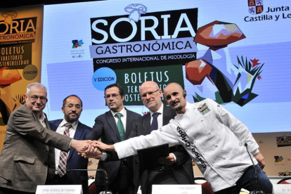 Degiacomi, Rey, Ramírez, Barbero y Crippa durante la firma del hermanamiento entre Soria y Alba.-VALENTÍN GUISANDE