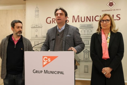 Los concejales de Ciudadanos en Reus Guillermo Figueras,  Juan Carlos Sánchez y Pepa Labrador, este martes en una rueda de prensa.-NURIA TORRES (ACN)