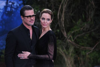 Brad Pitt y Angelina Jolie posando en la presentación de la película 'Maléfica'.-Foto: AFP / CARL COURT