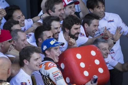 Marc Márquez celebra el título junto a todo su equipo.-/ MIGUEL LORENZO