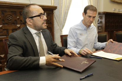 Luis Rey y Amancio del Castillo rubrican el acuerdo de colaboración.-LUIS ÁNGEL TEJEDOR