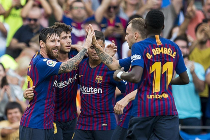 Messi, felicitado tras empatar el partrido ante el Huesca.-JORDI COTRINA
