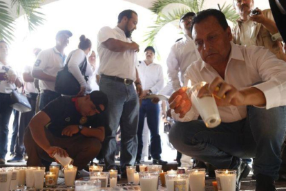 Un grupo de policías acompañados de familiares y colectivos ciudadanos protestan el pasado miércoles en la ciudad de Guadalajara, ante el asesinato de al menos seis de sus colegas por el crimen organizado en el estado de Jalisco.-EFE / FRANCISCO GUASCO