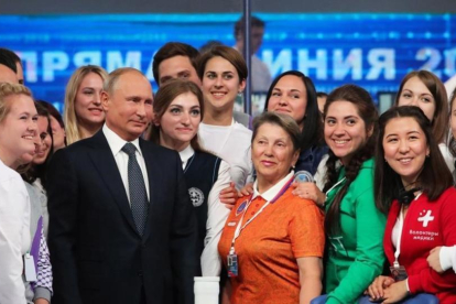 Putin, junto a un grupo de voluntarios tras el programa.-EFE / MICHAEL KLIMENTYEV