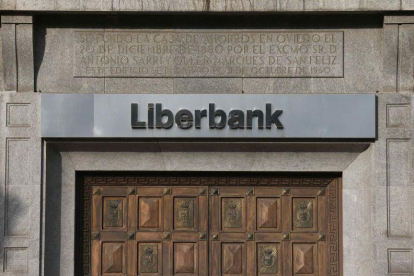 La sentencia de la Audiencia Nacional, recurrible, condena a Liberbank a restituir los salarios previos y abonarles los montos deducidos a los directivos.-J.L.CEREIJIDO (EFE)