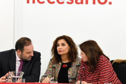 José Luis Ábalos, María Jesús Montero y Adriana Lastra, este lunes en la sede del PSOE.-EFE / VÍCTOR LERENA