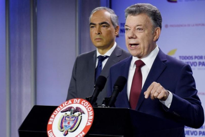 El presidente de Colombia, Juan Manuel Santos, comparece para anunciar la interrupción del diálogo de paz con el ELN.-/ EFRAIN HERRERA / EFE