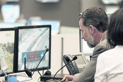 Felipe, ayer, ante una pantalla de control de la sede central de la Dirección General de Tráfico, en Madrid.-EFE
