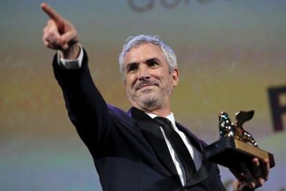 Alfonso Cuarón, con el León de Oro para su película Roma, en Venecia.-REUTERS / TONY GENTILE