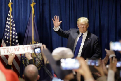 Donald Trump celebra su victoria en las primarias de New Hampshire.-AP / DAVID GOLDMAN