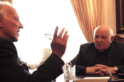 Werner Herzog y Mijaíl Gorbachov, en un fotograma del documental Meeting Gorbachev-