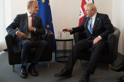 El presidente del Consejo Europeo, Donald Tusk, y el primer ministro británico, Boris Johnson, en un encuentro en las Naciones Unidas el pasado septiembre.-STEFAN ROUSSEAU (DPA)