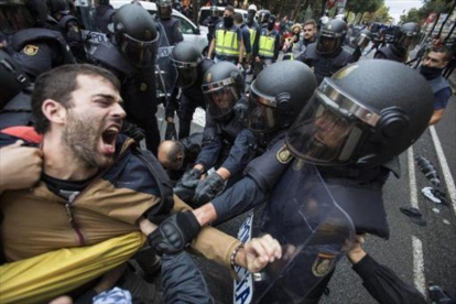 1-O: cargas policiales. La actuación de la policía dejó más de mil heridos en la jornada en la que se celebró el referéndum unilateral.-JORDI COTRINA