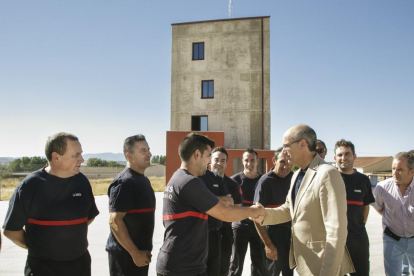 El presidente de la Diputación de Salamanca, Javier Iglesias, inaugura la torre de prácticas del Parque de Bomberos de Ciudad Rodrigo.-ICAL