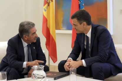 El presidente del gobierno Pedro Sánchez, durante su encuentro con el presidente de Cantabria, Miguel Ángel Revilla. /-ZIPI (EFE)