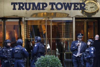 Policías de Nueva York frente a la Torre Trump, donde el presidente tiene la oficina y su residencia, en la Quinta Avenida.-AP / MARK LENNIHAN