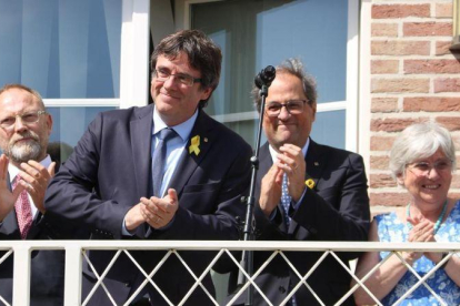 Carles Puigdemont y Quim Torra, en el balcón de la casa del expresident, en Waterloo.-ACN / LAURA PONS