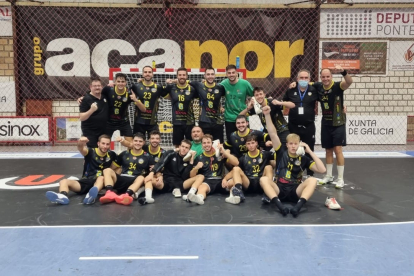 Los jugadores del BM Soria celebran la histórica victoria en tierras gallegas. BM Soria