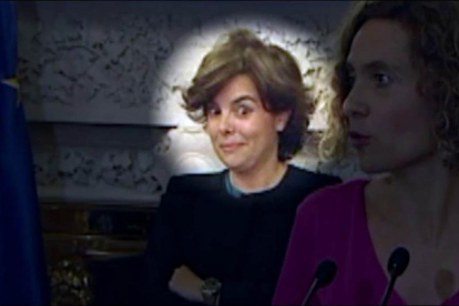 El gesto de Soraya Sáenz de Santamaría cuando Meritxell Batet habla de diálogo con Cataluña.-