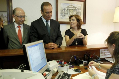 Agosto 2011: erl portavoz del PSOE José Antonio Alonso, centro, entre los portavoces del PP Cristobal Montoro y Soraya Sáenz de Santamaría.-JOSE LUIS ROCA