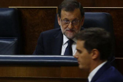 El líder de Cs, Albert Rivera, pasa por delante del presidente del Gobierno, Mariano Rajoy, en el Congreso de los Diputados.-AGUSTIN CATALAN