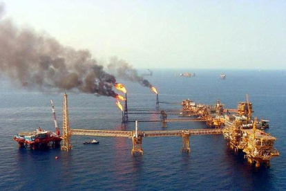 Una plataforma de la Compañía Mexicana de Petróleos Méxicanos (Pemex) que opera en el Golfo de México.-HO / AFP