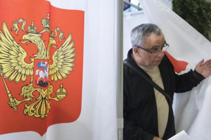 Un hombre sale de un centro de votación para las elecciones parlamentarias rusas, en la embajada de Rusia en Vilna, este domingo.-AP / MINDAUGAS KULBIS