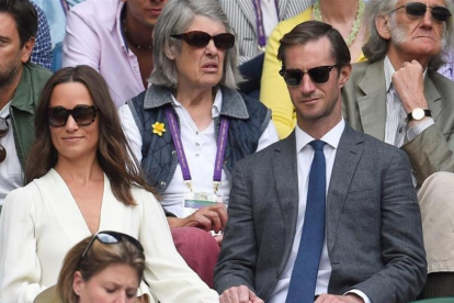 Pippa Middleton y su marido, James Matthews, en un partido de Wimbledon del año pasado.-REUTERS