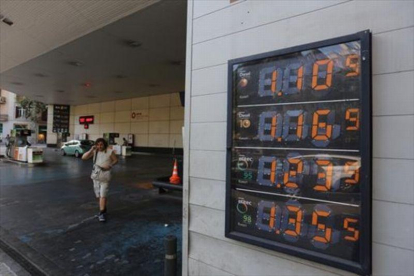 Precios de los carburantes expuestos en una gasolinera.-DANNY CAMINAL