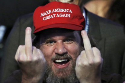 Un votante de Trump celebra el resultado de las elecciones presidenciales de Estados Unidos la noche electoral en Manhattan.-MIKE SEGAR / REUTERS