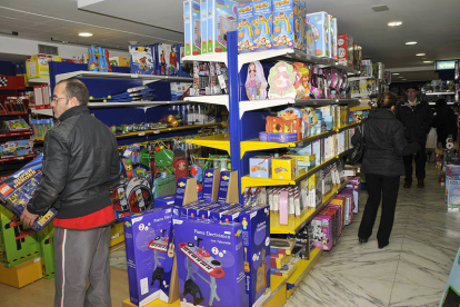 Una de las tiendas de juguetes que hay en Soria, estos días abarrotadas de ‘deseos’. / VALENTÍN GUISANDE-