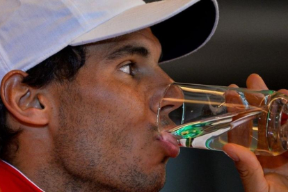 Rafael Nadal bebe agua durante el sorteo de la eliminatoria de Copa Davis contra la India.-AFP / CHANDAN KHANNA