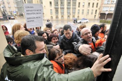 Un grupo de personas intenta acceder al Pleno de la Diputación del 14 de diciembre de 2012 por la entrada principal.-VALENTÍN GUISANDE