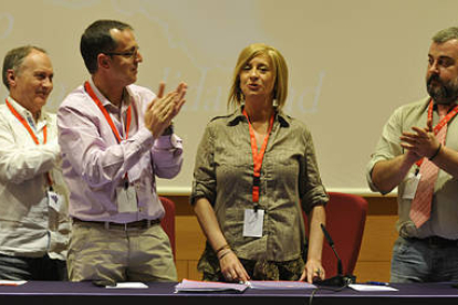 María José López arropada por Faustino Temprano, Alberto Lozano y Carlos García tras dirigirse a los delegados. / VALENTÍN GUISANDE-