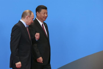 Líderes caminan junto al presidente chino, Xi Jinping (d), y su homólogo ruso, Vladimir Putin-EFE