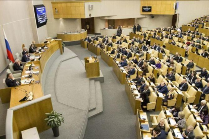 Los diputados de la Duma votan la nueva y polémica ley sobre la violencia doméstica.-AP / ALEXANDER ZEMLIANICHENKO