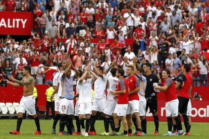 Los jugadores del Sevilla celebran su victoria por 2-1 ante el FC Barcelona, al finalizar el partido correspondiente a la séptima jornada de Liga disputado en el estadio Sánchez Pizjuan.-EFE/JOSÉ MANUEL VIDAL