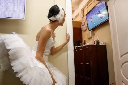 na bailarina del teatro Mokhailovsky mira el partido entre Rusia y Croacia-ANTON VAGANOV / REUTERS