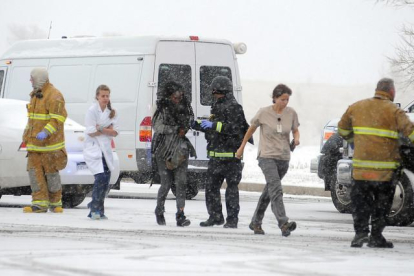 Las personas que se encontraban en la clínica abortista salen escoltadas tras el tiroteo en Colorado Springs.-AP / DANIEL OWEN