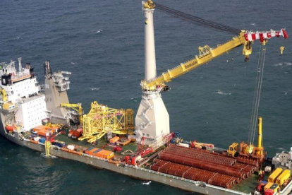 Un barco colocando uno de los pilares construidos por Iberdrola.-REUTERS/CHRIS RADBURN