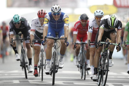 El ciclista alemán del equipo Quick Step Floors Marcel Kittel (c), llega vencedor a la meta durante la séptima etapa del Tour de Francia, en un carrera de 213.5 km entre las localidades de Troyes y Nuits-Saint-Georges (Francia).-EFE